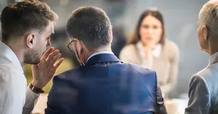 Annoncer la fin d’un concurrent en liquidation judiciaire et de ses produits peut constituer un dol